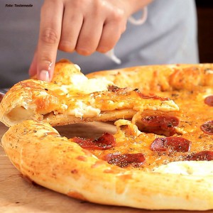 Pizza com borda recheada de Catupiry - 15