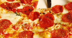Leia e aprenda a fazer em casa a pizza com borda recheada de catupiry - pizza com borda recheada de catupiry